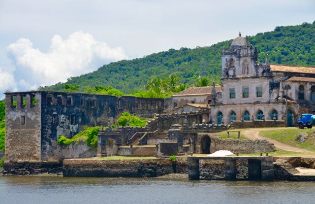 O complexo possui igreja e convento.
