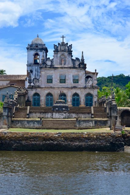 A igreja do complexo colonial.