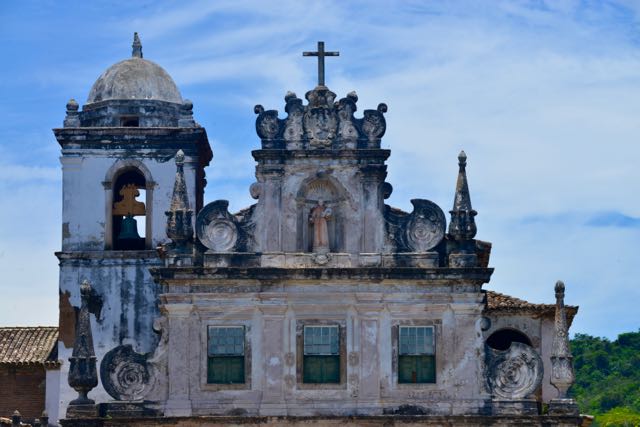 Detalhes da fachada da igreja.