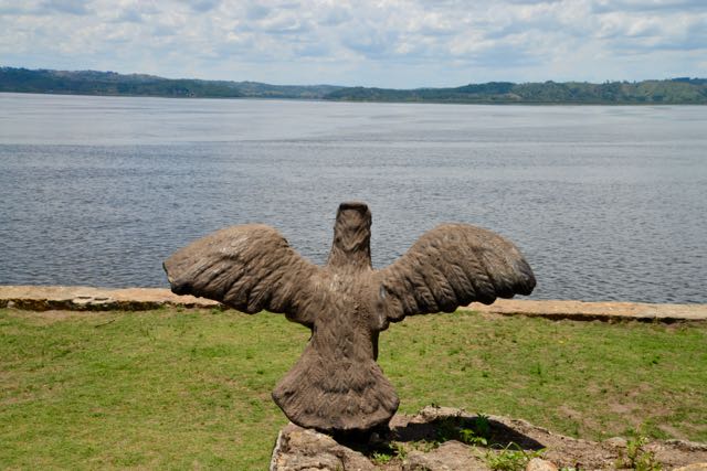 Detalhe da Fênix em frente à igreja.