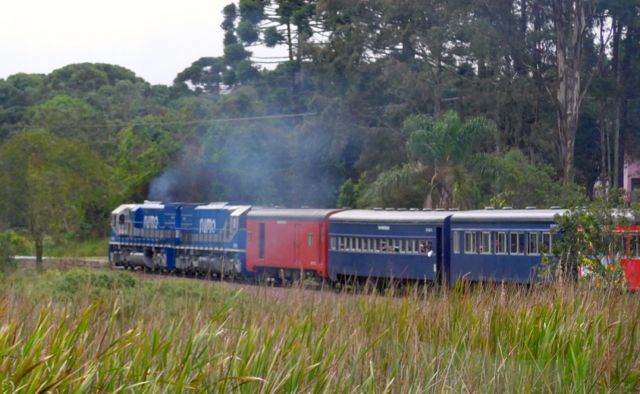O início da viagem é pela periferia de Curitiba