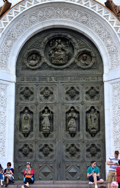 A porta principal da Catedral do Cristo Salvador.