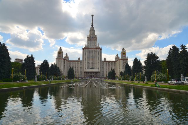Os prédios foram construídos em estilo Classicismo Soviético