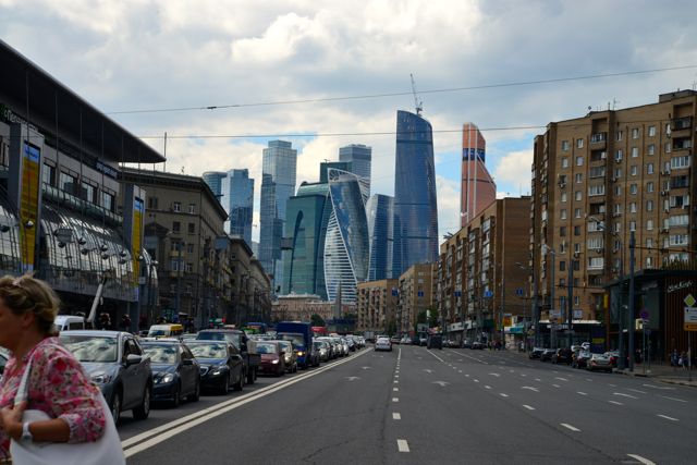 Largas avenidas e a área mais moderna de Moscou ao fundo.
