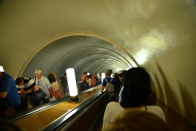 As estações do metrô de Moscou são muito profundas.