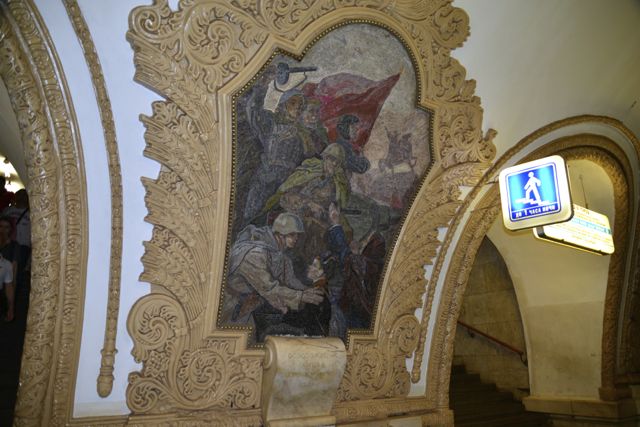 Detalhes na decoração do metrô de Moscou.