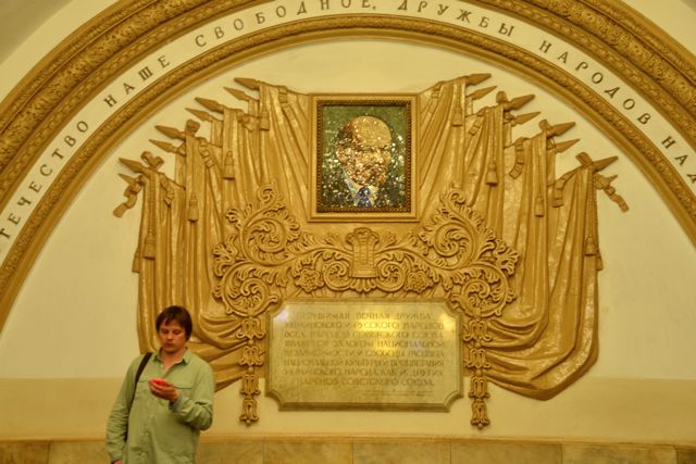 A imagem de Lenin aparece em algumas estações.