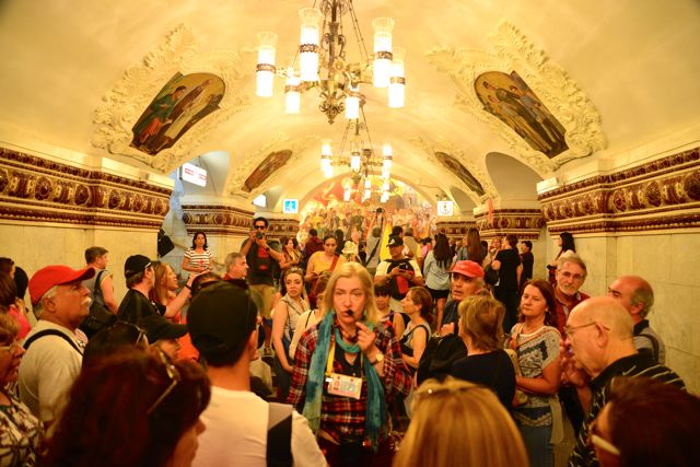 O tour é feito dentro das estações do metrô.