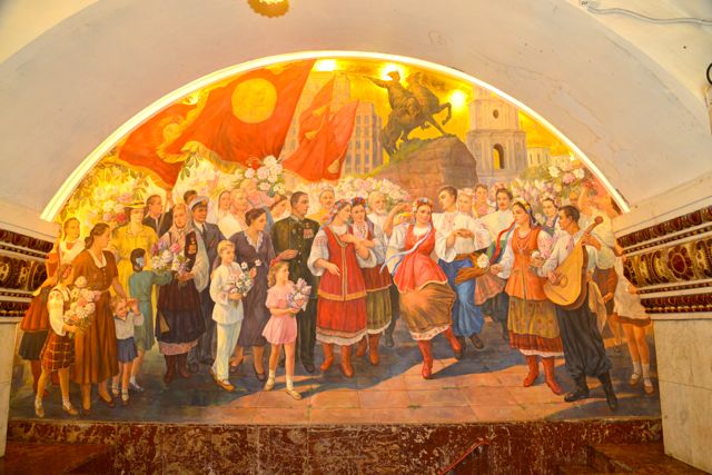 Pinturas decoram as estações.