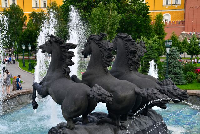Esculturas e fontes enfeitam os jardins.