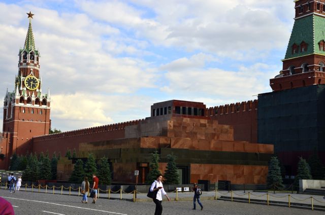 Stálin, Brejnev e John Reed estão enterrados atrás do Mausoléu de Lênin.