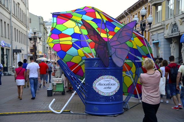 Esculturas no meio da Rua Arbat