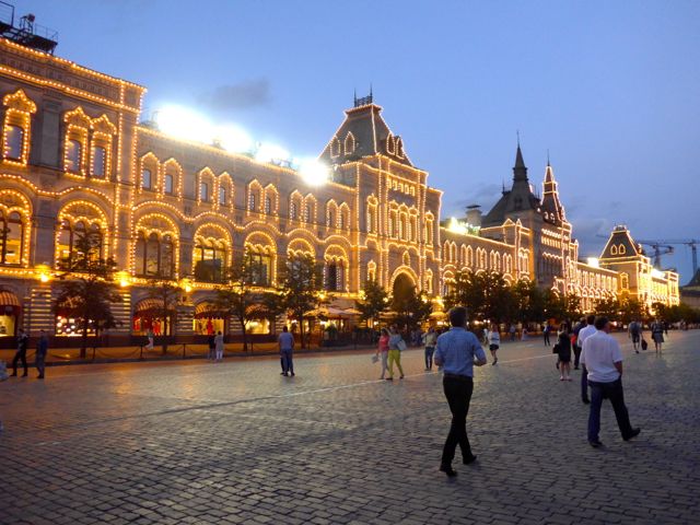 A fachada iluminada do Gum deixava a praça ainda mais bonita.