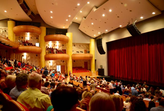 O moderno teatro onde acontece o espetáculo Kostroma.