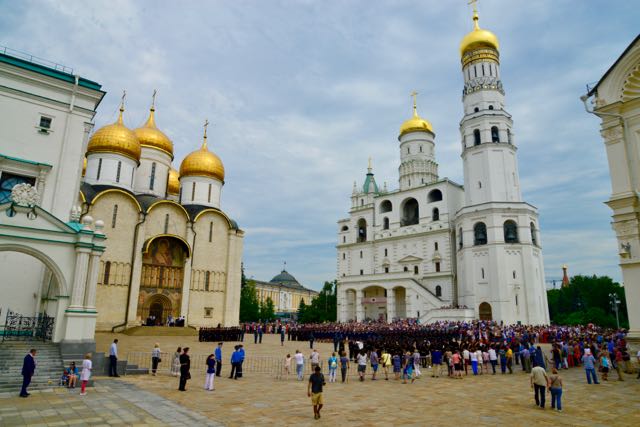 Conjunto de igrejas e catedrais no interior do Kremlin.