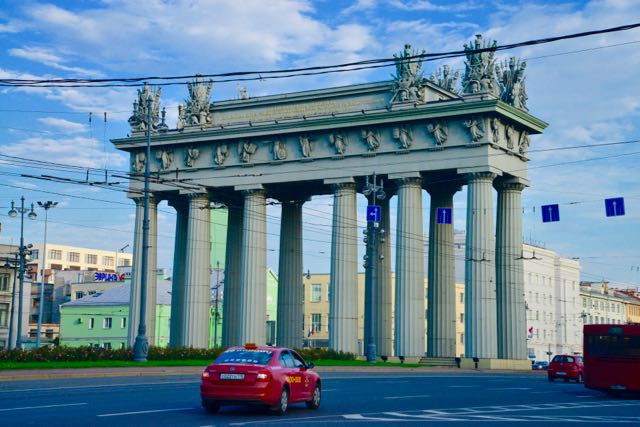 A Porta de Moscou, ao lado do nosso hotel.