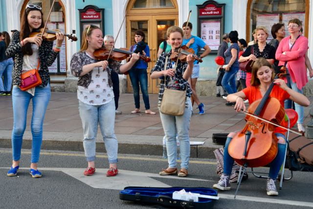 Música clássica no meio da rua.