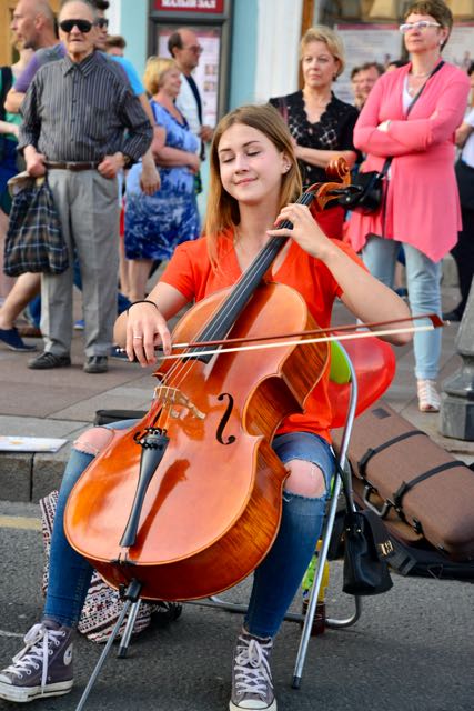 Música de rua na Avenida Nevskiy