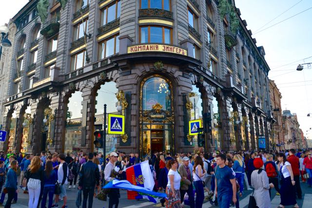 A Avenida Nevskiy Prospekt estava em festa.