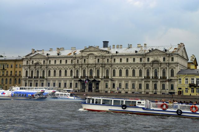 Palácios nas margens do Rio Neva.