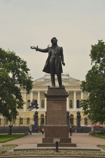 Estátua de Pushkim na Praça das Artes.