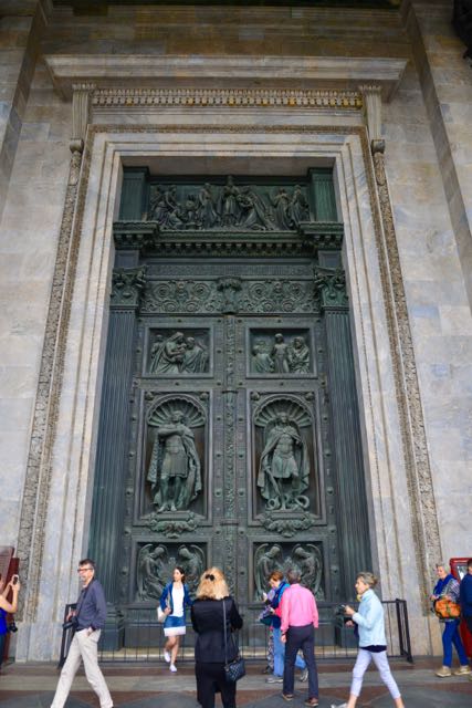 A magnífica porta de entrada da Catedral de Santo Isaac.