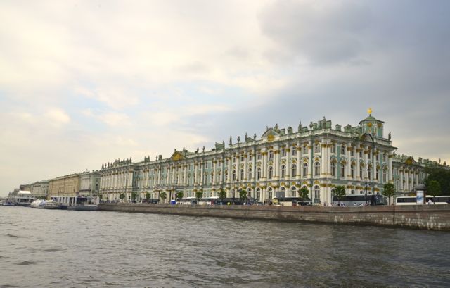 O conjunto de palácios nas margens do Rio Neva