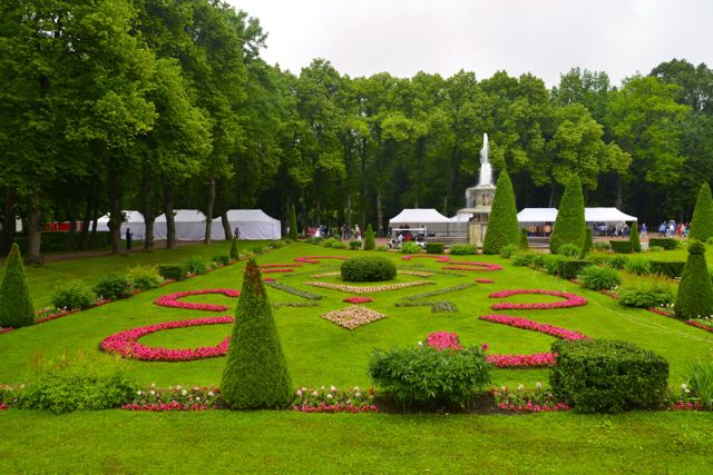 O jardim é inspirado em Versalhes.