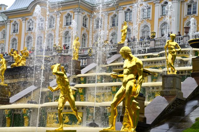 Os jardins possuem uma grande quantidade de fontes.
