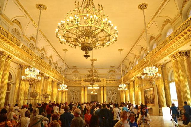 Os grandiosos salões do Palácio de Inverno.