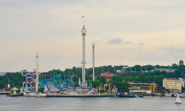 O Parque Gröna Lund Tivoli, ao lado do Skansen