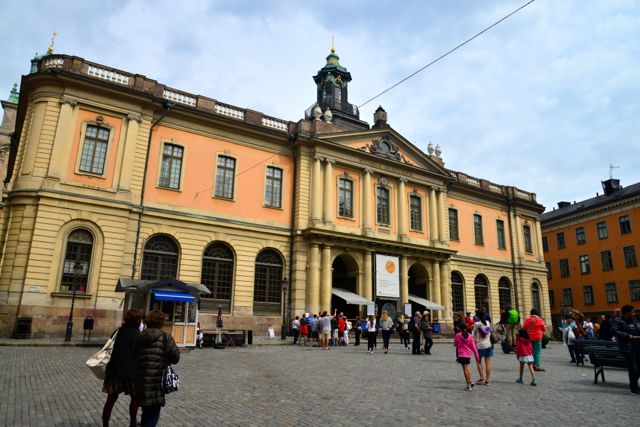 É nesse edifício, na Praça Grande, que os vencedores do Prêmio Nobel são anunciados.