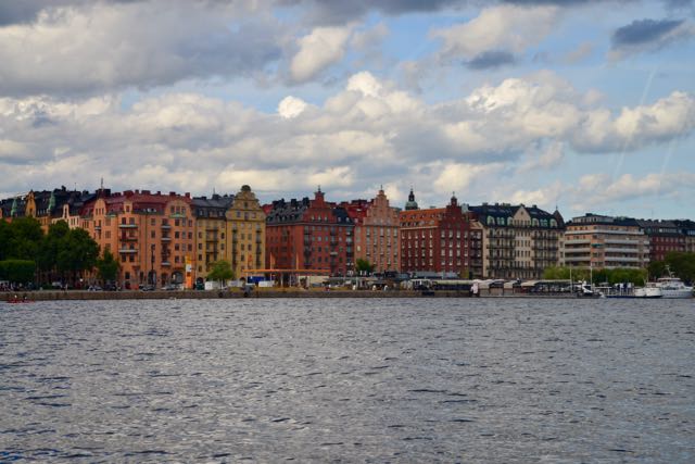 O passeio de barco dá uma outra visão de Estocolmo.