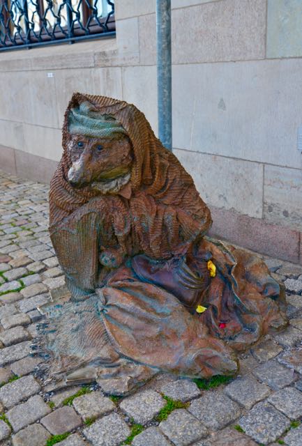 Escultura na Rua da Rainha em Estocolmo.