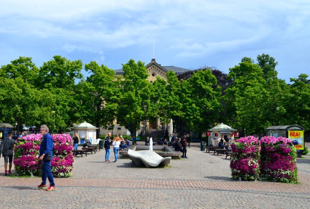 A praça central da pequena cidade de Karlstad, na Suécia.