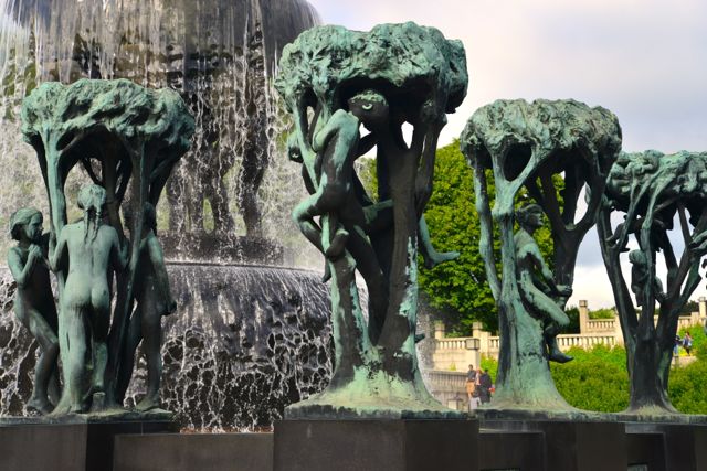 Fonte com esculturas de bronze no Parque Vigeland