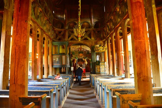 O rico interior da igreja de madeira de Lom.