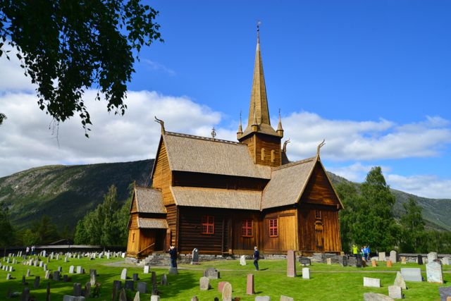 A igreja de madeira de Lom, Lomskyrkja.
