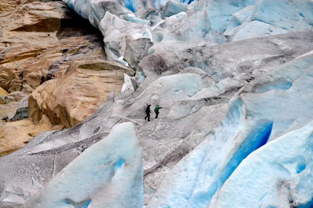 Alguns aventureiros fazem trilhas sobre o glaciar.