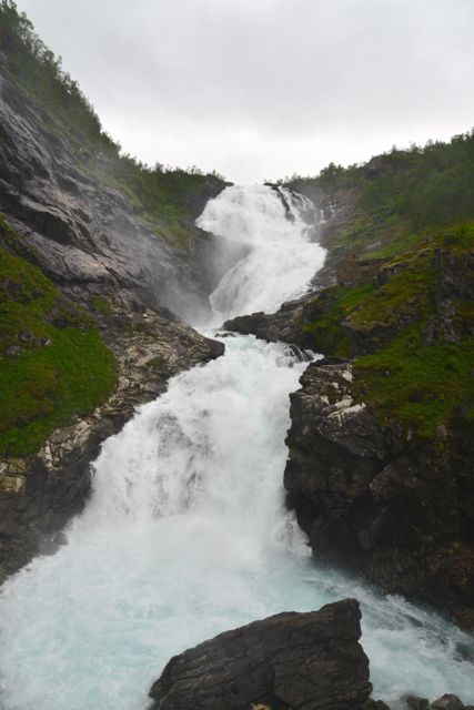 A cachoeira Kjosfossen, onde aparecem os Elfos.