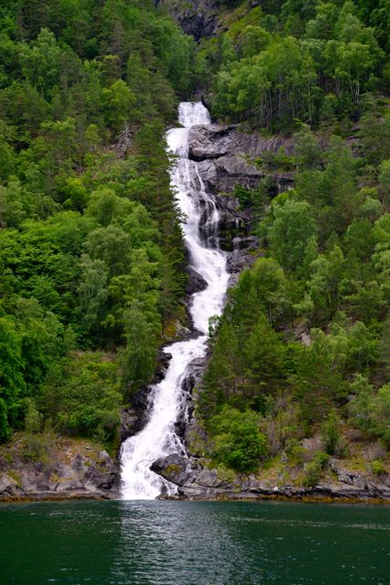 Inúmeras cachoeiras nas encostas dos fiordes.