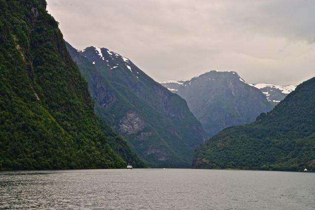 Os fiordes são vales profundos e estreitos, escavados pelo degelo glacial.