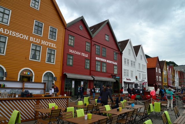 Um grande conjunto de lojas, museus, bares e restaurantes, no Bryggen