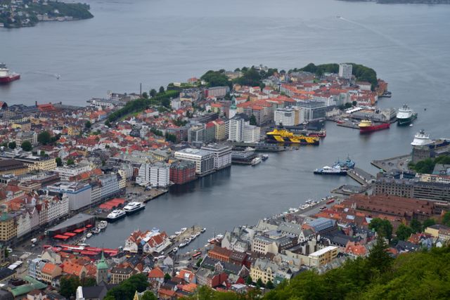A economia do país gira em torno do petróleo, da pesca e do turismo.