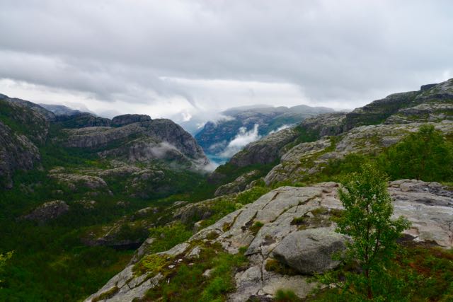 A trilha para a Prekestolen.