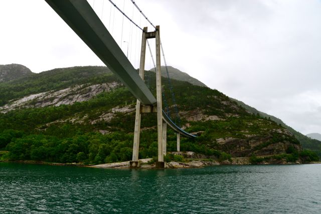 Pontes, túneis e mar para todos os lados. 