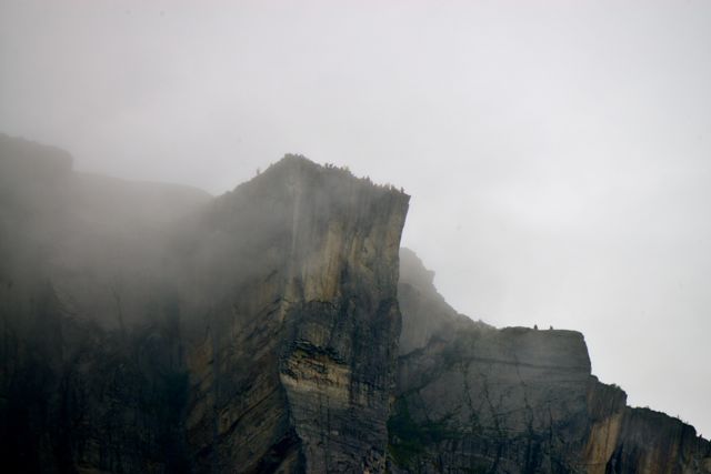 A Pedra do Púlpito por trás da neblina.