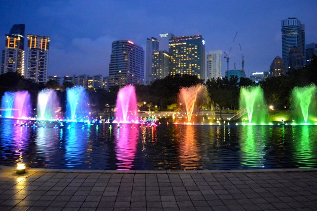 As fontes luminosas das Petronas Towers