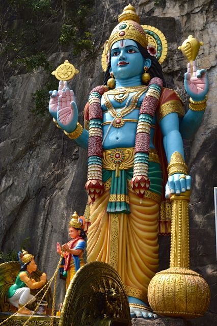A lenda Hindu com esculturas coloridas