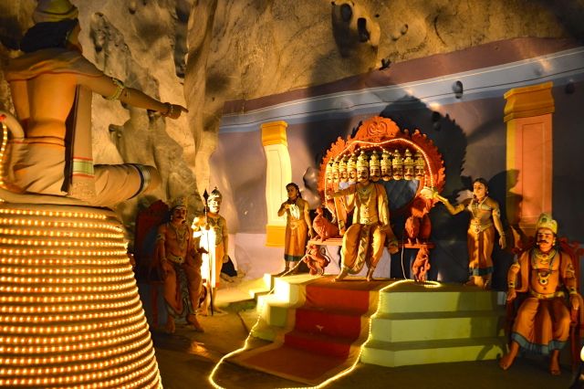 A lenda Hindu com esculturas coloridas